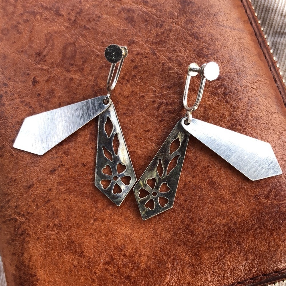 Vintage Simplistic 70s Floral Earrings - Picture 4 of 5